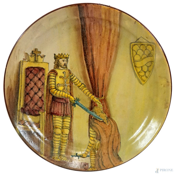 Piatto in ceramica dipinta raffigurante l'Investitura, XX secolo, diam. cm 44