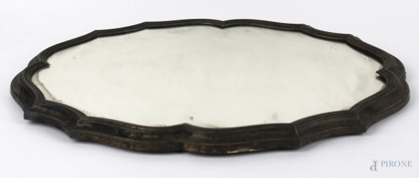 Vassoio a specchio di linea ovale centinata in legno, cornice in argento, cm. 35,5x47,5, inizi XX secolo.