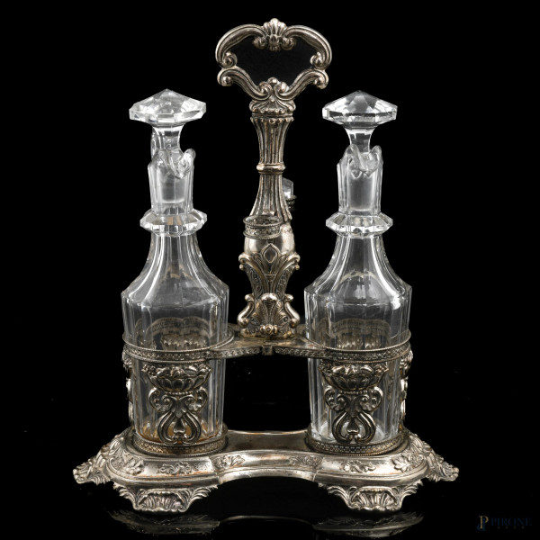 Oliera con struttura in argento e versatoi in vetro, XX secolo, altezza cm 30,5, peso gr 320 (segni di usura, rotture, difetti)