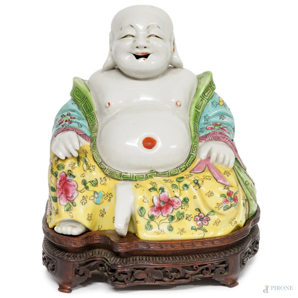 Buddha felice, scultura in porcellana policroma, cm h 18x16x10, base in legno, arte orientale, XX secolo.