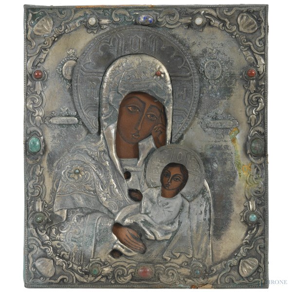 Icona con riza in metallo raffigurante Madonna con Bambino, XX secolo, cm 41x30, (segni di usura, difetti)