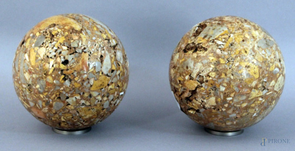 Lotto composto da due sfere in breccia di Semesanto, diametro 11 cm.
