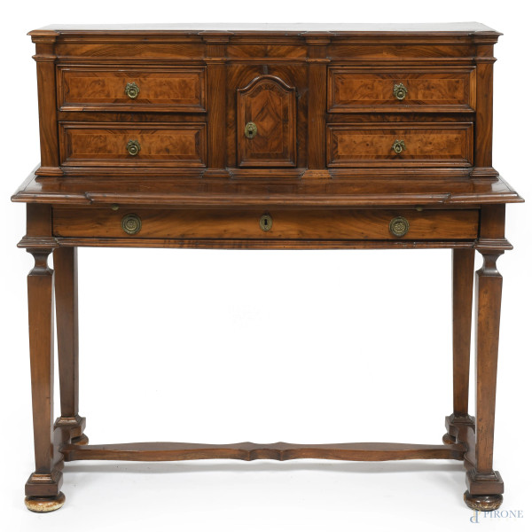 Scrittoio Sanfilippo impiallacciato in varie essenze con corpo superiore a quattro cassetti e sportello centrale, XVIII-XIX secolo, cm 105x108x49, (segni di usura, graffi, sollevamenti impiallacciatura, scalfiture, difetti, parti sostituite)
