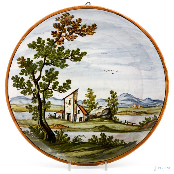 Cassapanca in legno con fronte decorato ad intaglio tripartito in tre pannelli. Piano apribile a ribalta  [..]