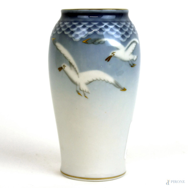 Vasetto in porcellana con decoro policromo di gabbiani, cm h 14, marcato Bing&Groendahl alla base.