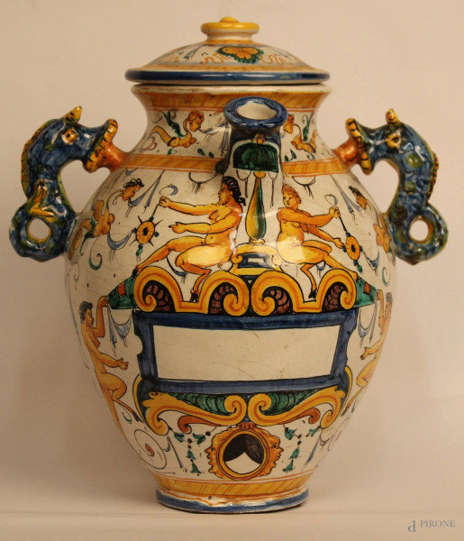 Vaso in maiolica Castelli a decoro policromo con manici a decoro di cavallucci marini, primi 900, h. 32 cm.