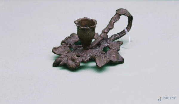 Bugia in bronzo, periodo liberty, h. 6cm