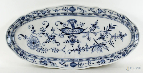 Pesciera in porcellana bianco e blu Meissen, decori a motivi floreali e vegetali, cm 56,5x26,5