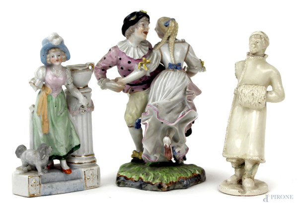 Tre sculture in porcellana bianca e policroma, manifatture ed epoche diverse, alt. max cm 16, (difetti e mancanze)