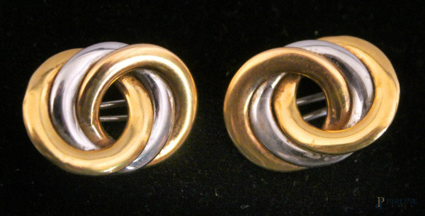 Coppia di orecchini in oro a tre colori, gr. 13,4.