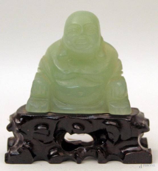 Budda in giada, poggiante su base in tek, H 8 cm.