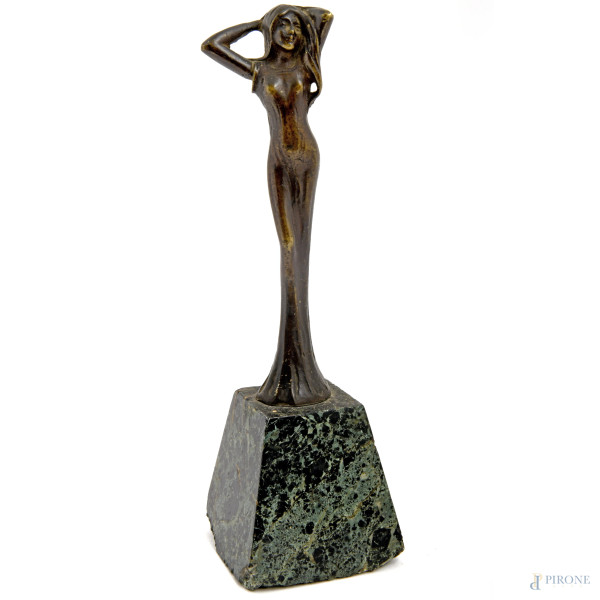 Scultura liberty di donna, primo XX secolo, bronzo su base in marmo, altezza cm 21,5, (difetti)