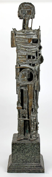 Figura stante, scultura in bronzo, firmata e datata al retro, altezza cm 60, base in marmo verde (presenta difetto), altezza totale compresa la base cm 73