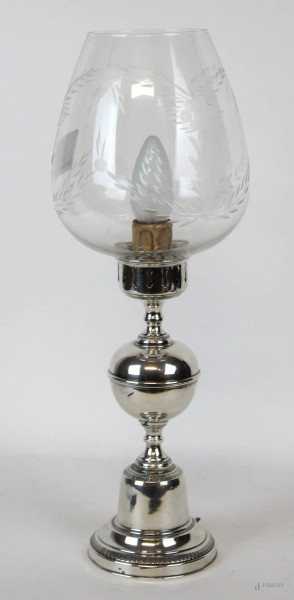 Lampada da tavolo in argento, paralume in vetro molato, cm h 42,5, (meccanismo da revisionare)