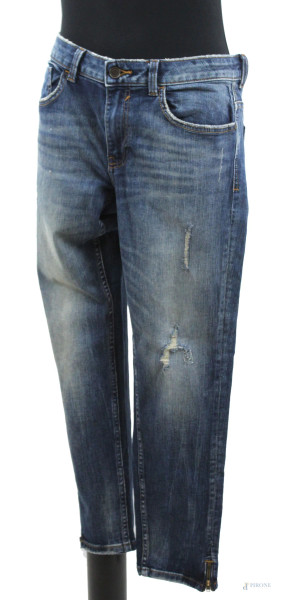 Lotto composto da un paio di jeans ed un paio di pantaloni Zara (taglia 42 ed S)  e due paia di jeans Leara Woman modello slim fit, (taglia 34 e 38), (segni di utilizzo).