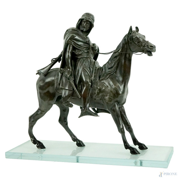 Cavaliere arabo a cavallo, scultura in bronzo brunito, cm h 26, base in plexiglass, fine XIX-inizi XX secolo, (difetti).