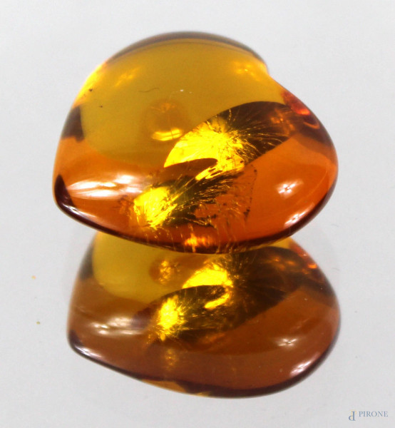 Cuore a cabochon in ambra, cm.3,5x3x2