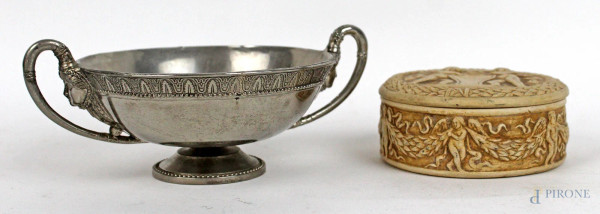 Lotto di un cofanetto cilindrico in ceramica ed un'alzatina in metallo argentato, altezza max cm 7