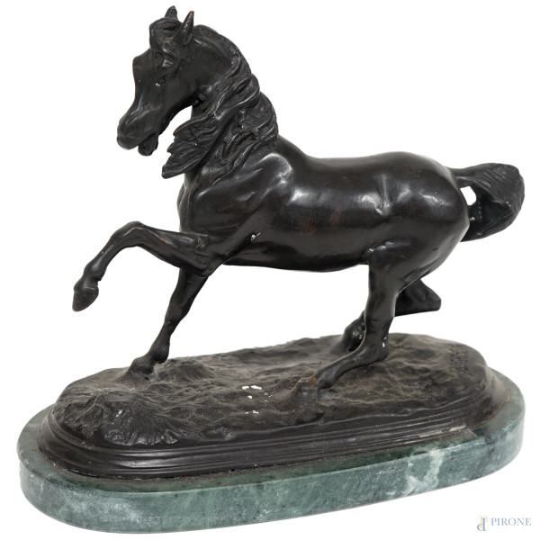 Scultura in bronzo rappresentante un cavallo, base in marmo, firmata Barrie, cm 18,5x21x11,5