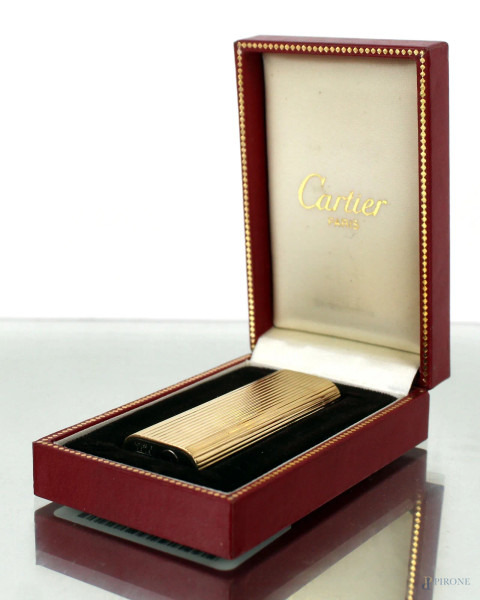 Accendino Cartier in oro 750, di forma rettangolare, cm 7x2x1, completo di certificato di garanzia, entro custodia originale