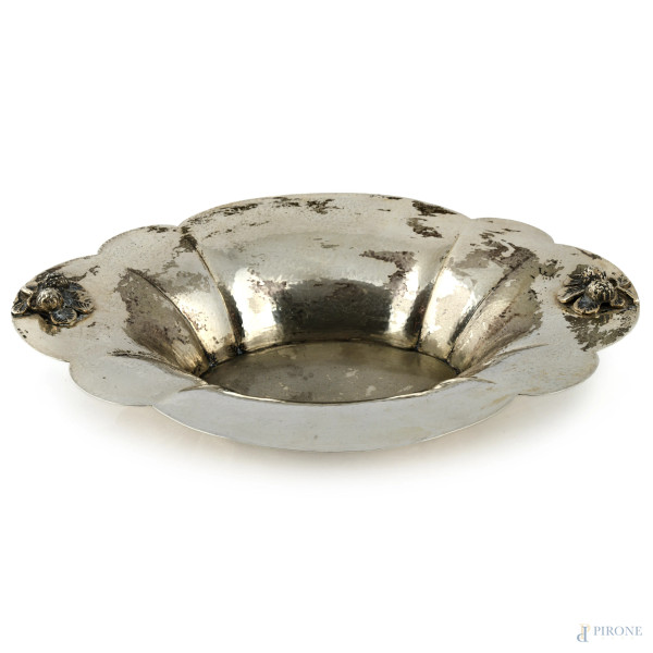 Centrotavola polilobato con rilievi a guisa di frutta in argento 800/000, XX secolo, cm 8,5x38x30, peso gr 560