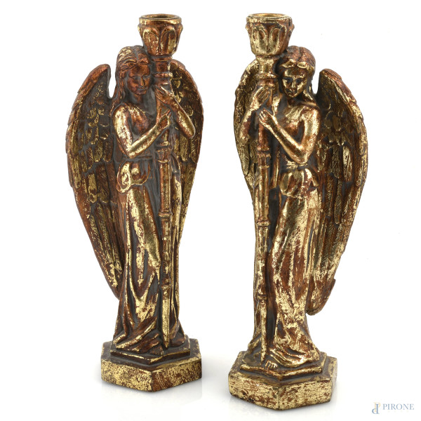 Coppia di angeli portacandela in resina dorata, XX secolo, altezza cm 30,5, (segni di usura, difetti)