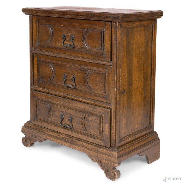 Comodino in noce a tre cassetti modanati al fronte e piedi a ricciolo, XIX secolo, cm 89x80x41, (...