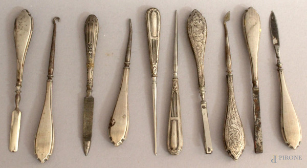 Lotto composto da dieci strumenti da toletta con manici in argento.