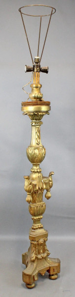 Torciere in legno intagliato e dorato, scolpito a motivi di foglie e festoni, montato a lampada, altezza cm, 164, fine XIX secolo.