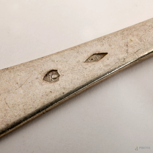 Lotto di posate in argento con bolli papali, composto da 6 forchette, 7 cucchiai e 6 coltelli, pe...