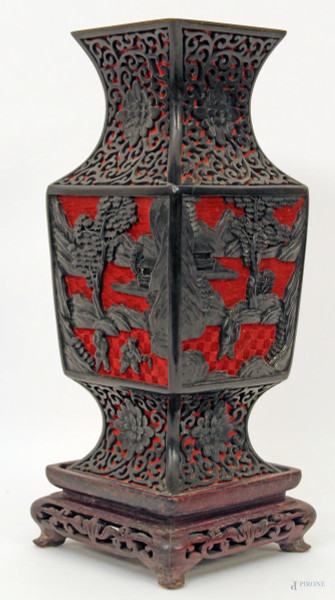Vasetto in legno ebanizzato di linea quadrata a decoro di paesaggi con fondo rosso, Arte Orientale.