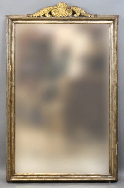 Specchiera di linea rettangolare in legno dorato a mecca con cimasa applicata a volute, altezza cm. 118x73,5, XIX secolo