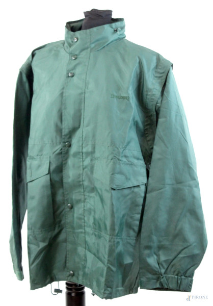 Spalding, giacca a vento verde impermeabile, colletto con cappuccio a scomparsa, maniche removibili, due tasche esterne, chiusura con zip ed elastico regolabile in vita, taglia XL, (difetti).