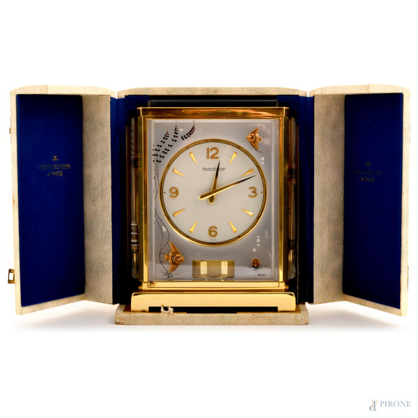 Orologio da scrivania Jaeger Le Coultre, Atmos-White Marina, in ottone dorato e pannellilucite con decorazioni di pesci e piante acquatiche, 1960 ca., cm 23,5x18x14, corredato di custodia originale, (difetti, meccanismo da revisionare)