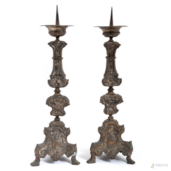 Coppia di portaceri in metallo sbalzato e lavorato a rilievo, XX secolo, altezza cm 62, (difetti, segni di usura)