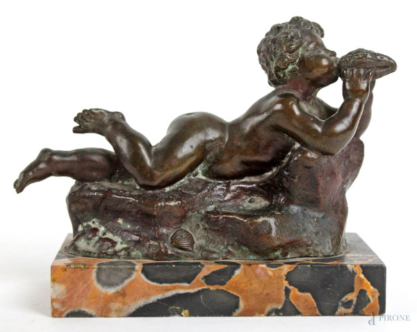 Putto suonatore di conchiglia, scultura in bronzo, firmata F. De Luca cm h 10x15,5, base in marmo
