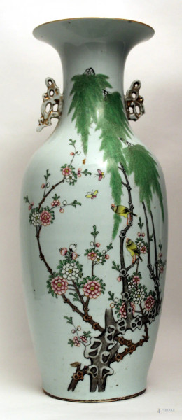 Vaso cinese in porcellana, a decoro di rami con volatili e farfalle, marcato alla base, H. 58,5 cm., inizi XX sec., (difetti).