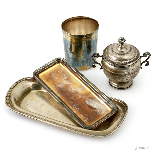 Lotto composto da bicchiere in argento sterling, zuccheriera con coperchio in argento 800/000 e due vassoietti in argento 800/000, misure massime cm 23x11, peso complessivo gr 500