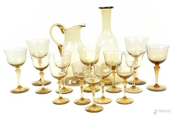 Servizio di bicchieri in vetro fumè, composto da una caraffa, una bottiglia, 14  bicchieri di dimensioni diverse, alt. max cm 28, (servizio incompleto)