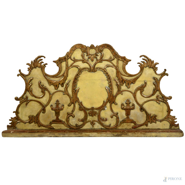 Testiera da letto in legno intagliato, laccato e dorato, XX secolo, cm 95x183, (segni di usura, scalfiture, perdita di doratura e pigmento, fessurazioni, rotture, mancanze, difetti)
