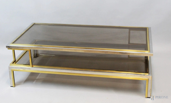 Basso tavolino di linea rettangolare, XX secolo, doppio ripiano in vetro poggiante su  struttura in acciaio, cm h 40,5x120,5x65, (segni del tempo).