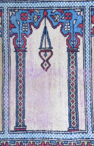 Lotto di 4 tappeti, misure massime cm 161,5x105, (difetti e lacerazioni)