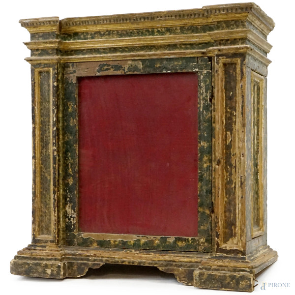 Tabernacolo in legno dorato e laccato, XIX secolo, cappello modanato aggettante con finta dentellatura dipinta, fronte ad uno sportellino, cm 64x60x26,5, (difetti, mancanze)