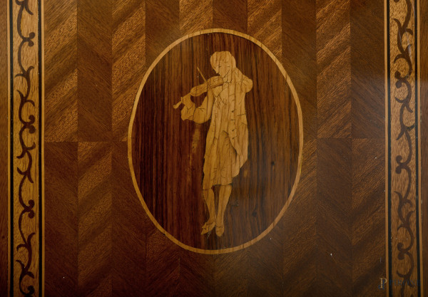 Vetrina a due ante con intarsi a motivi fitomorfi e geometrici in varie essenze, XX secolo, cm 17...