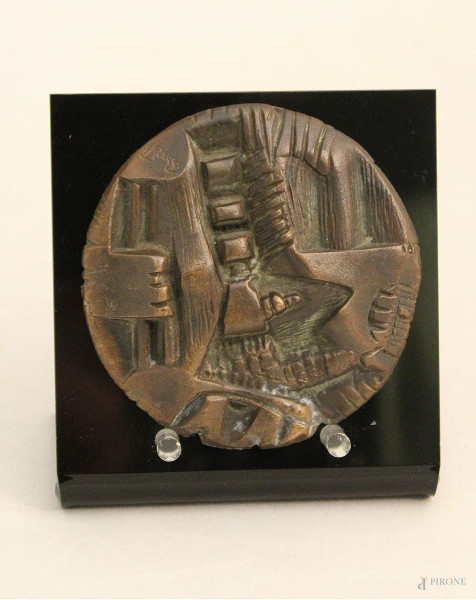 Umberto Bonetti - Placca in bronzo raffigurante paesaggio futurista, diam. 8,5 cm.