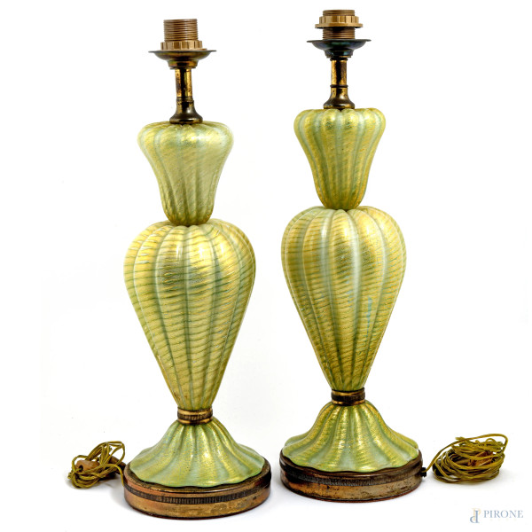 Coppia di lampade in vetro di Murano nei toni del verde e dell'oro, XX secolo, altezza cm 57,5. (segni di usura, da revisionare)