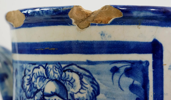 Grande vaso biansato in maiolica Savona, XVIII secolo, decorato in monocromia blu con figure clas...