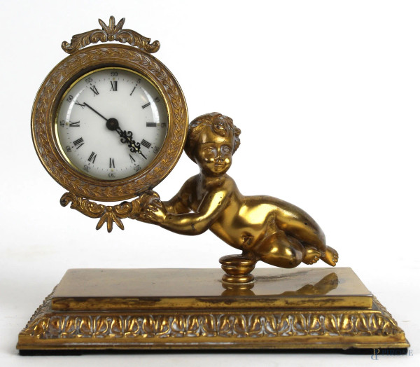 Orologio da tavolo in bronzo dorato, con putto che sorregge quadrante circolare a numeri romani, meccanismo al quarzo, cm 15x17x9, (funzionante, segni del tempo)