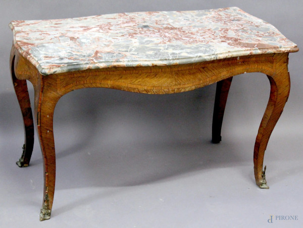 Tavolino da salotto di linea rettangolare in noce con piano in marmo, XIX sec, 52x85x45 cm.