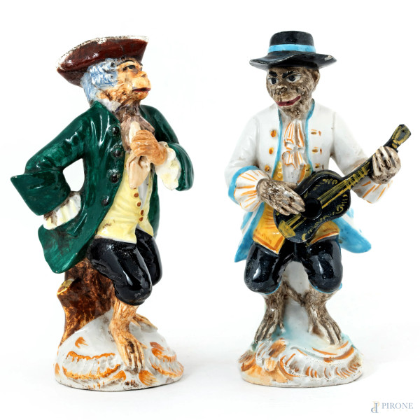 Lotto di due sculturine in porcellana raffiguranti scimmie musicanti, XIX-XX secolo, altezza massima cm 15, (segni di usura, difetti, scalfiture)